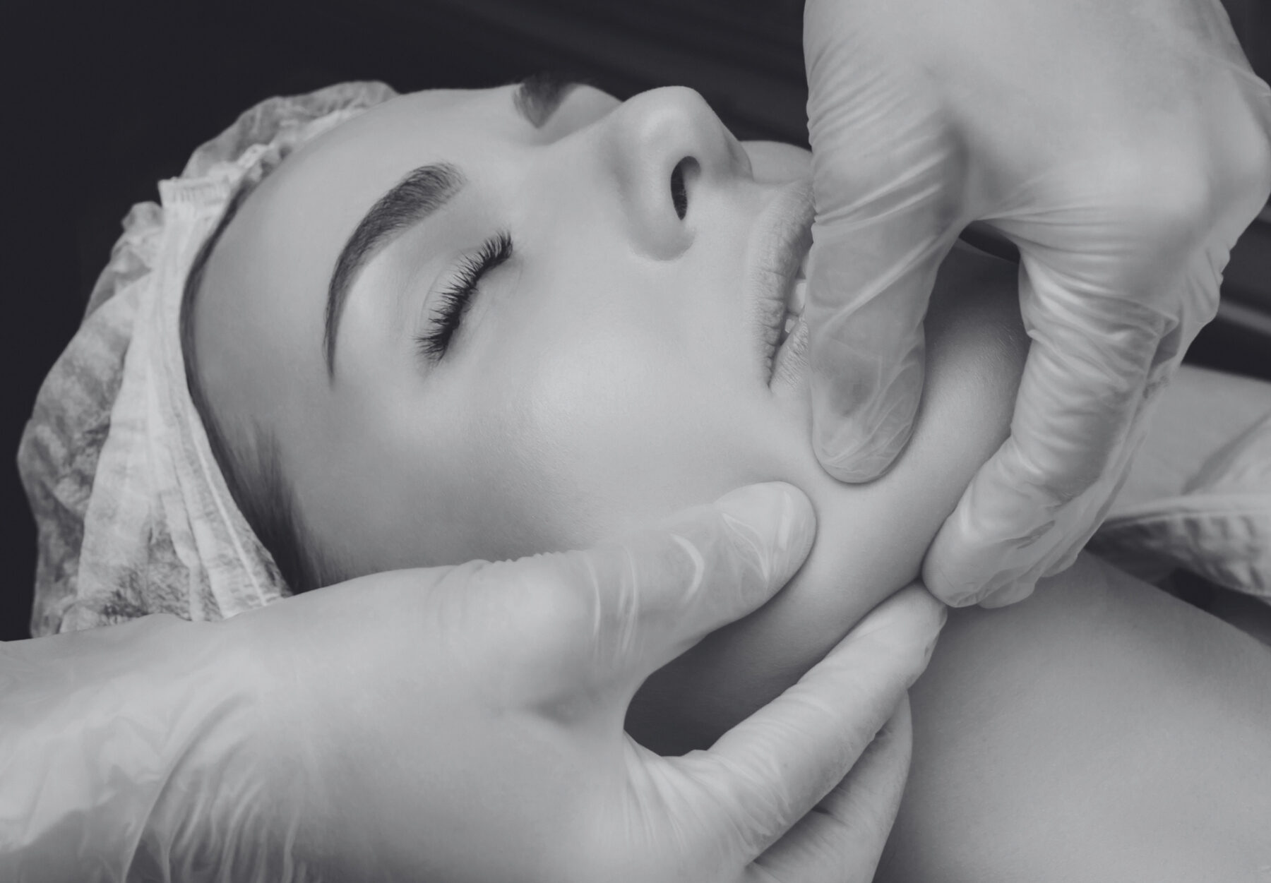 Frau erhält eine Buccal Massage zur Linderung von Kieferschmerzen