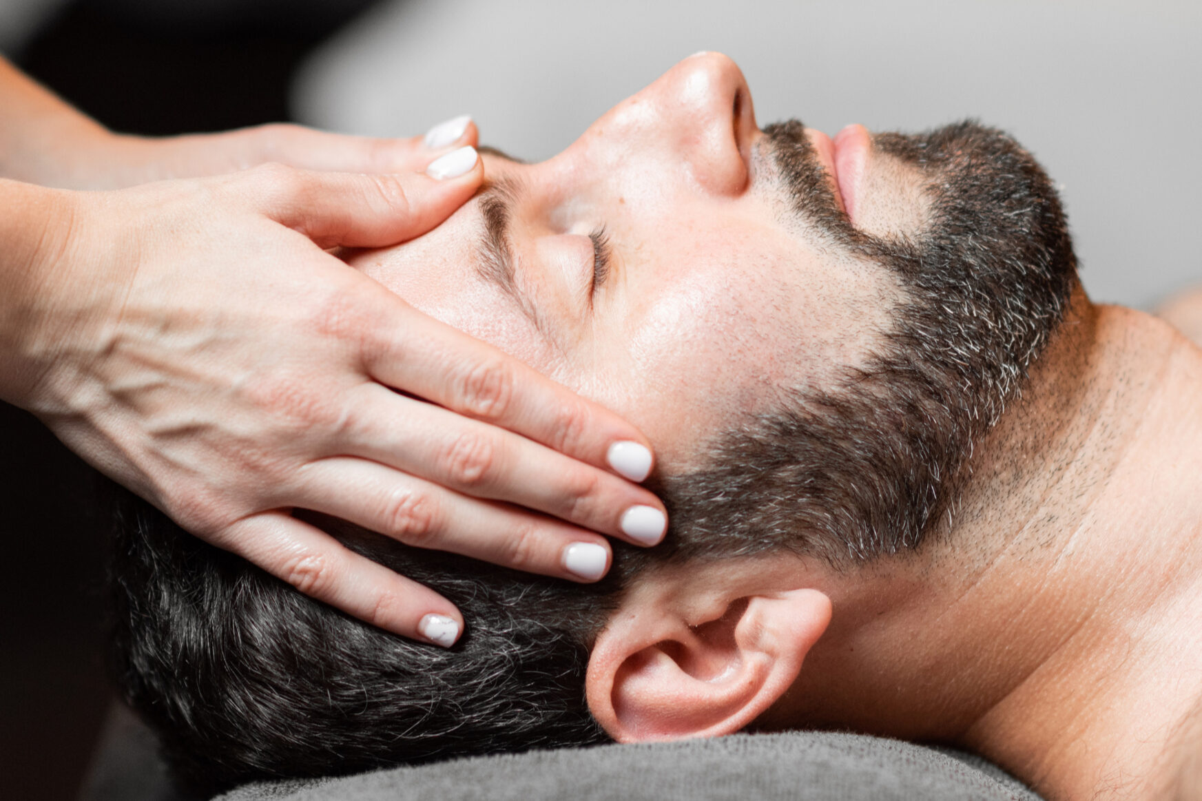 Therapeutische Gesichtsmassage zur Linderung von Kieferschmerzen